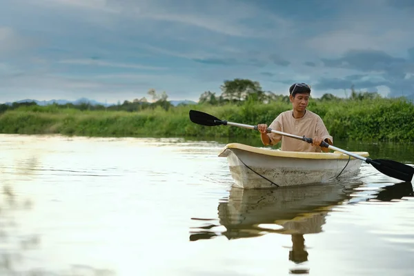 Junger Mann Beim Rudern Auf Einem See Während Eines Wunderschönen — Stockfoto