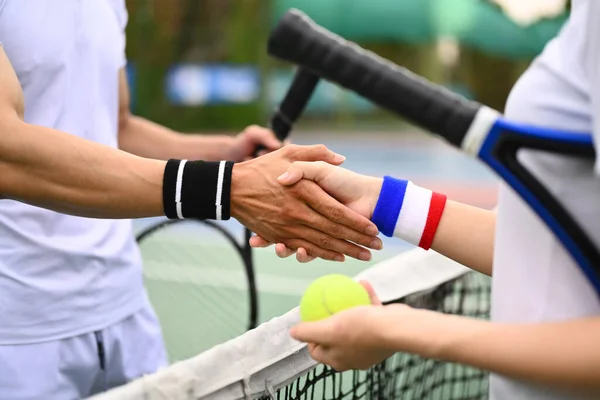 試合後 テニス選手は握手をした スポーツ トレーニング 競争とアクティブライフコンセプト — ストック写真