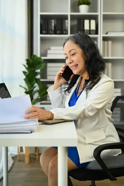 Ejecutivo Profesional Mujer Madura Que Complacido Conversación Telefónica Sentado Lugar — Foto de Stock