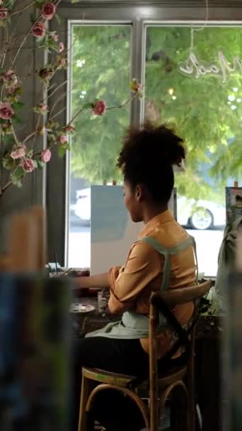 Картина Талантливой Афроамериканской Художницы Кистью Холсте Художественном Классе — стоковое видео