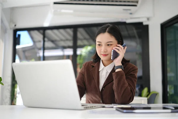 Young Entrepreneur Having Cell Phone Conversation Client Using Laptop White — Stock Photo, Image
