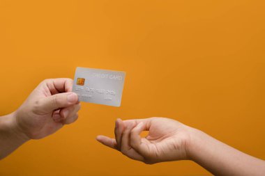 Satıcıya kredi kartı veren adamın elleri. Elektronik para, işlem ve bankacılık kavramı.