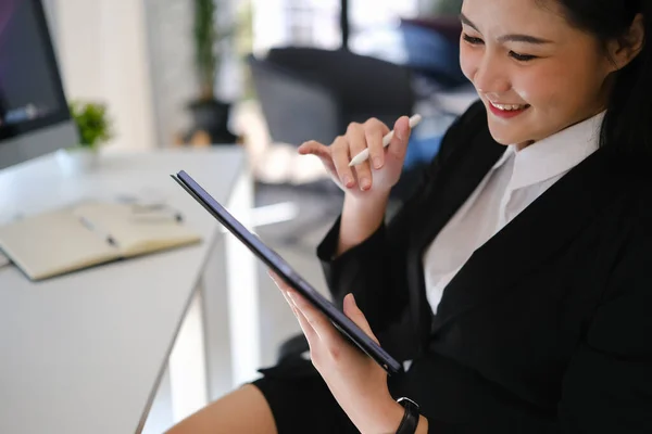 Smiling Young Female Office Worker Sitting Desk Using Digital Tablet — Stock Photo, Image