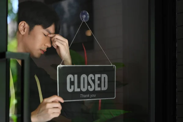 Hombre Empresario Girando Cartel Cerrado Puerta Entrada Pequeño Café Dificultades —  Fotos de Stock