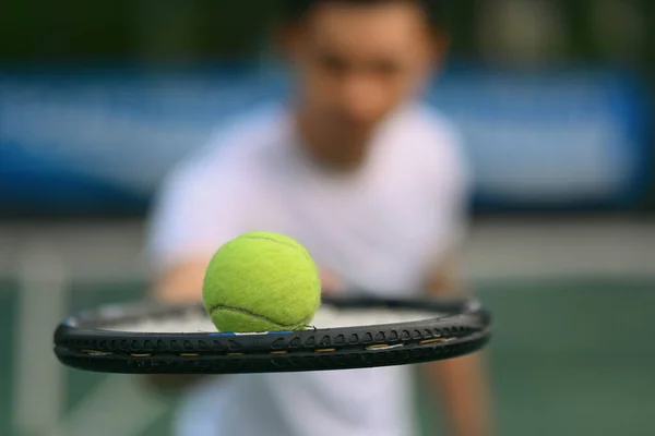ラケットとボールを保持する男性テニスプレーヤーのビューを閉じます スポーツ トレーニング 競争とアクティブライフコンセプト — ストック写真