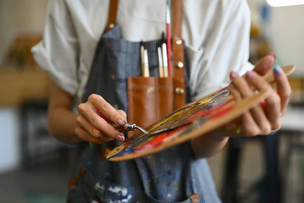 Tanınmayan Erkek Sanatçı Yağlı Boyaları Bir Palette Spatulayla Karıştırıyor — Stok fotoğraf