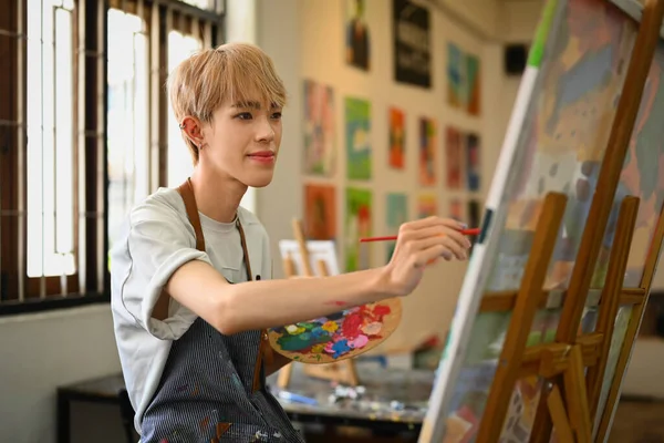 Talentoso Joven 20S Asiático Gay Hombre Usando Delantal Pintura Cuadro — Foto de Stock