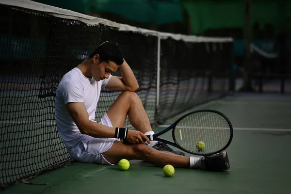 失望したアジアの男性テニス選手は 裁判所に座って 競争の損失 失敗の感情について動揺 — ストック写真