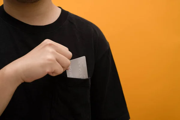 Uma Mão Homem Tirar Cartão Crédito Bolso Pessoas Transações Sem — Fotografia de Stock