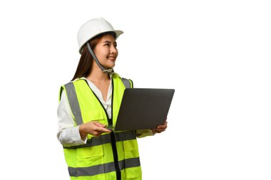 Güvenlik yeleği giyen ve dizüstü bilgisayarı beyaz arka planda tutan mühendis kadın görüntüsü.