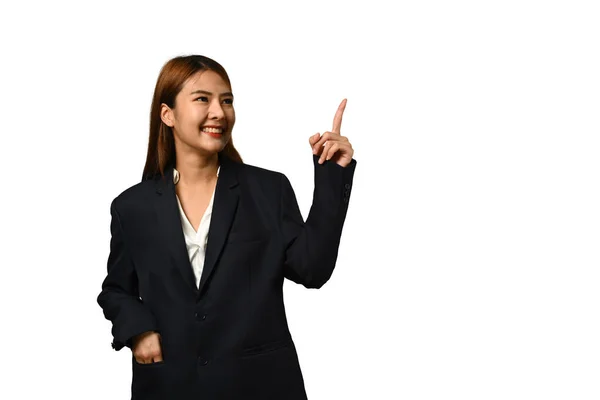 Χαμογελαστή Ασιάτισσα Επιχειρηματίας Που Φοράει Μαύρο Κοστούμι Δείχνοντας Κενό Χώρο — Φωτογραφία Αρχείου