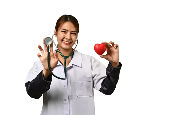 女医生手持听诊器和红心隔离白色背景的图像 心脏科 医学和保健概念 — 图库照片