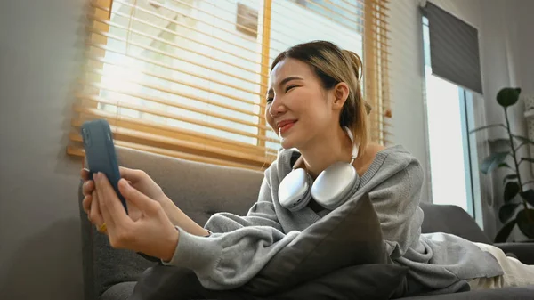 Szczęśliwa Młoda Kobieta Trzyma Smartfon Wykonując Rozmowę Wideo Rozmawiając Przyjacielem — Zdjęcie stockowe