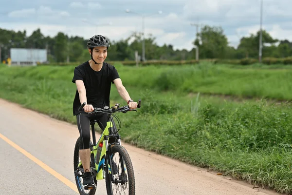 Знімок Щасливого Азіатського Хлопця Який Насолоджується Їздою Велосипеді Літньому Парку — стокове фото