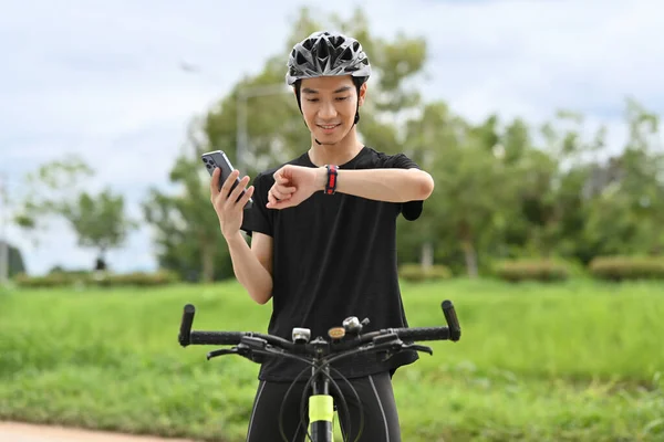 Bisiklet Sürmeye Ara Veren Spor Faaliyetleri Verilerini Kontrol Eden Memnun — Stok fotoğraf