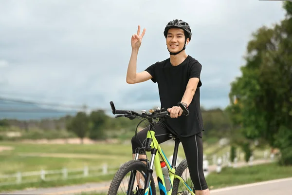 Glad Asiatisk Man Klädd Avslappnade Kläder Och Hjälm Rida Cykel — Stockfoto