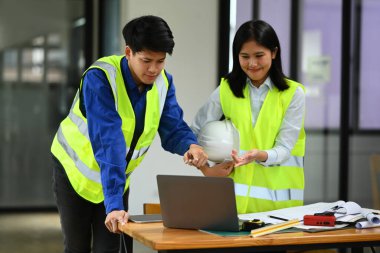Erkek mimar geliştirme planları, ofis arkadaşlarıyla inşaat planları üzerinde çalışıyoruz..