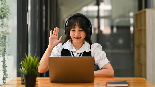 Мила Азіатська Молода Жінка Бездротових Навушниках Вивчає Дистанційно Слухаючи Онлайн — стокове фото