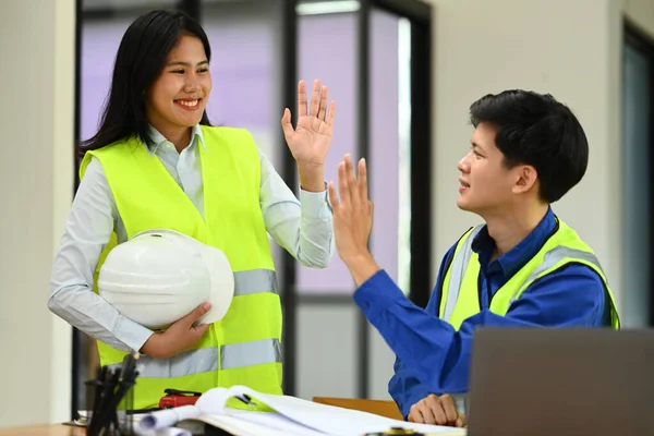 Glimlachende Aziatische Vrouwelijke Ingenieur Geven High Five Met Collega Feest — Stockfoto