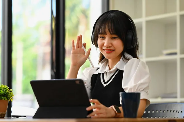 Усміхнений Азіатський Студентка Навушниках Навчаються Онлайн Дивиться Клас Вебінарів Ноутбуці — стокове фото