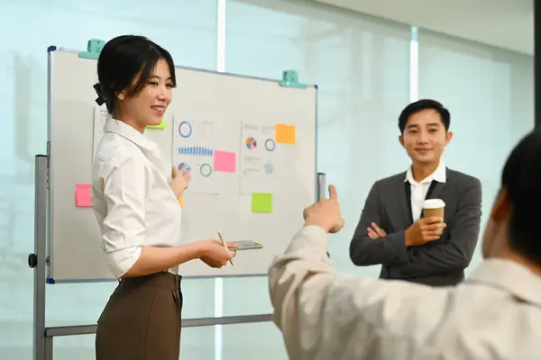 Sourire Asiatique Femme Gestionnaire Expliquant Information Parler Stratégie Entreprise Plan — Photo