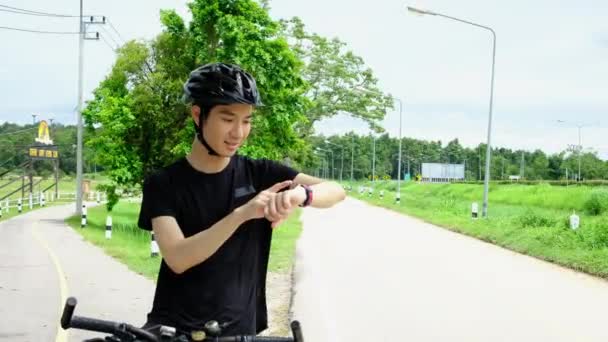 Dolly Shot Smiling Man Taking Break Riding Bicycle Checking Sport — стоковое видео