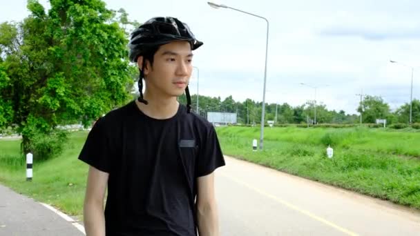 Мужчина Велосипедист Велосипедном Шлеме Готовится Велосипедному Спорту Сельской Местности Активный — стоковое видео