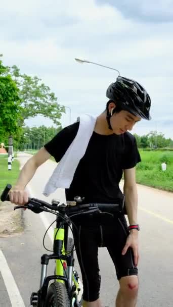 Fahrradunfall Junger Radfahrer Verunglückt Stürzt Vom Fahrrad Und Verletzt Sich — Stockvideo