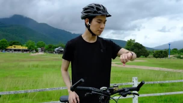 Asyalı Atletik Adam Spor Salonunda Bisiklet Sürdükten Sonra Spor Sonuçlarını — Stok video
