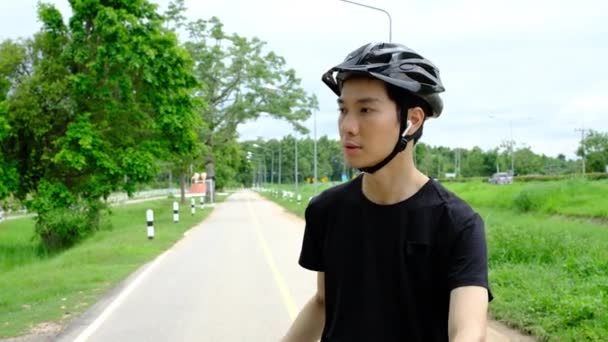 Азиатский Велосипедист Отдыхает Время Езды Велосипеде Парке Вытирает Пот Лице — стоковое видео