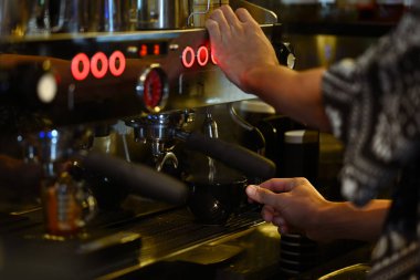 Modern kahve dükkanında müşteri siparişi için kahve hazırlayan profesyonel bir barista. Küçük işletme, yeni açılan kafe ve restoran.