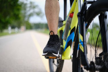 Kırsalda dağ bisikleti süren bisikletçi bacakları..