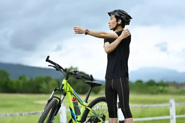 Зображення Азіатського Чоловіка Спортивному Вбранні Шоломі Стоїть Біля Велосипеда Розтягує — стокове фото