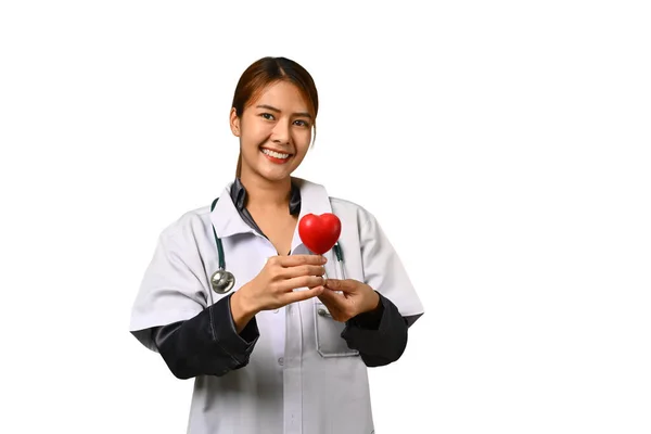 女医生手持听诊器和红心隔离白色背景的图像 心脏科 医学和保健概念 — 图库照片