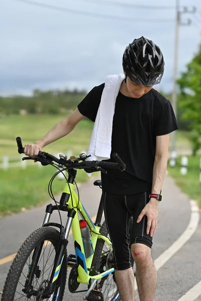 Азіатський Чоловічий Велосипедист Травмованим Коліном Несе Велосипед Йде Парку Після — стокове фото