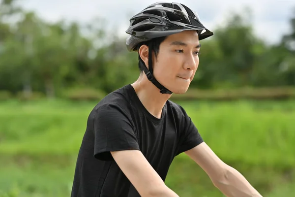 Bild Sportig Man Som Cyklar Landsvägen Resor Idrott Och Aktiv — Stockfoto