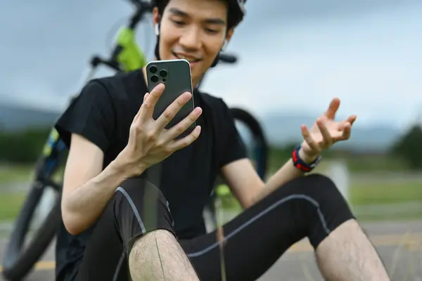 Asyalı Bisikletçi Bisikletle Gezdikten Sonra Bisikletinin Yanında Oturan Akıllı Telefondan — Stok fotoğraf