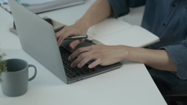 ノートパソコンのキーボードにタイピングするビジネスマンの手のスローモーションショット — ストック動画