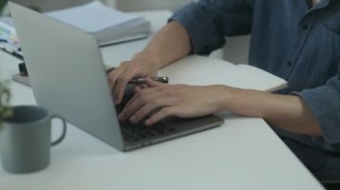 İşadamı elleri dizüstü bilgisayarda yazıyor, mali grafikle çalışıyor, iş yerinde istatistik belgesi tutuyor. Yavaş çekim..
