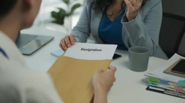 Erkek aday, iş görüşmesinde CV 'sini insan kaynakları müdürüne veriyor..