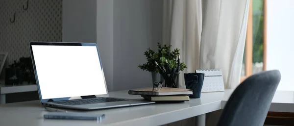Laptop Med Blank Display Kaffekopp Och Brevpapper Vitt Skrivbord — Stockfoto