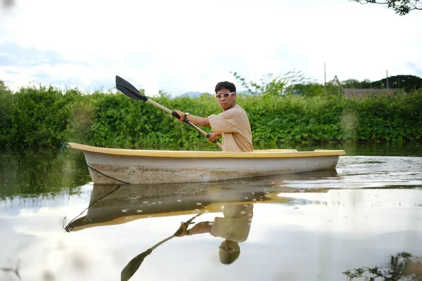 Giovane Uomo Asiatico Remare Sul Lago Durante Bel Tramonto Viaggio — Foto Stock