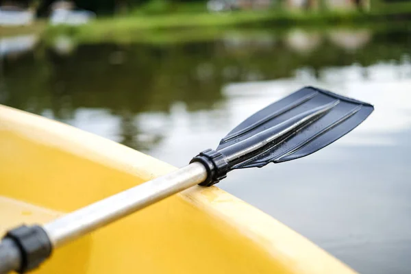Small Yellow Boat Boat Paddle Floating Calm Water Sunrise Solitude — Stock Photo, Image