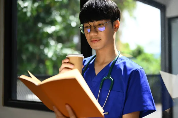 Estudante Medicina Concentrado Vestindo Fone Ouvido Assistindo Palestra Line Laptop — Fotografia de Stock