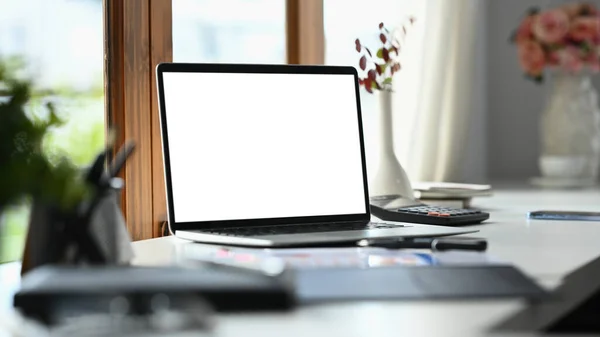 Laptop Med Blank Display Kaffekopp Och Brevpapper Vitt Skrivbord — Stockfoto