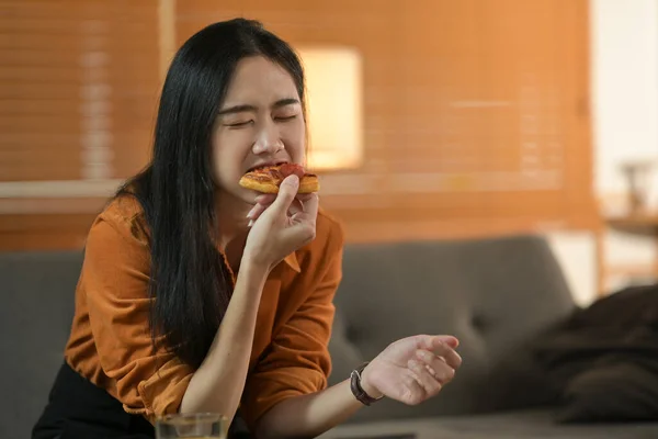 Happy Young Woman Sitting Couch Home Eating Pizza Food Drinks — Stock Photo, Image