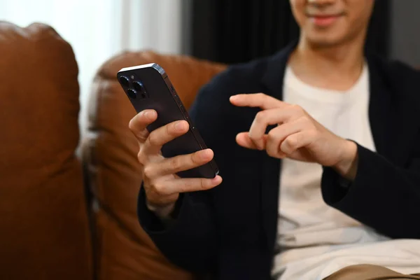 Atrakcyjny Mężczyzna Noszący Eleganckie Luźne Ubrania Spoczywa Kanapie Używa Smartfona — Zdjęcie stockowe
