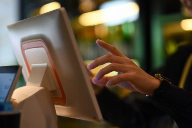 Tezgahın arkasında durup lokantadaki müşterilerden sipariş alan önlüklü bir adam...