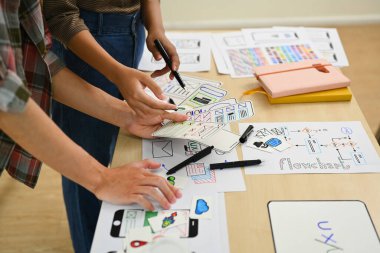 Yeni web sitesi üzerinde çalışan, ofiste başvuru geliştirmeyi planlayan yaratıcı gençlerden oluşan bir grup..