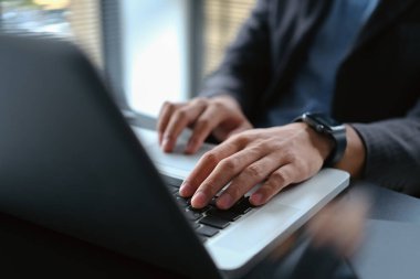 Dizüstü bilgisayarda yazan, bilgi arayan veya mali verileri kontrol eden işadamlarına odaklan..